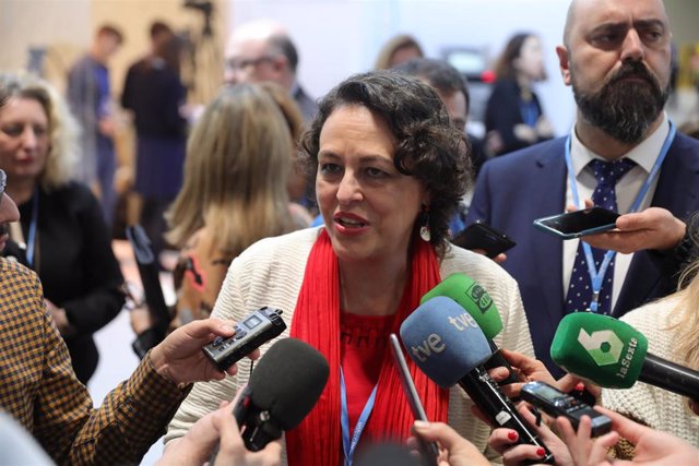 La ministra de Trabajo, Migraciones y Seguridad Social en funciones, Magdalena Valerio, atiende a los medios durante la undécima jornada de la Cumbre del Clima (COP25) en Madrid.