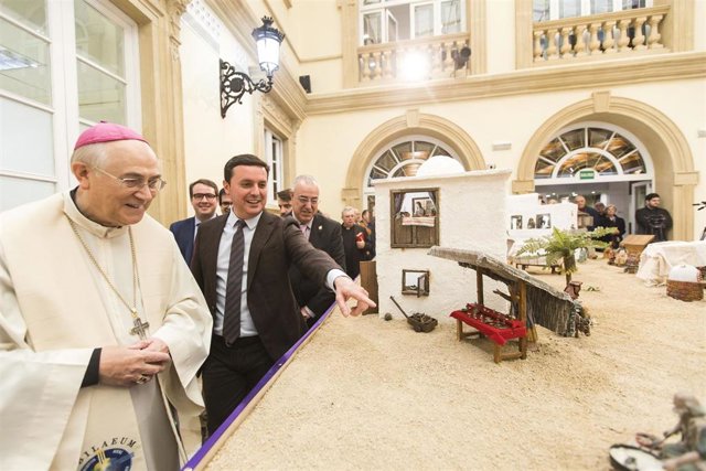 El obispo de Almería, Adolfo González Montes, y el presidente de la Diputación, Javier Aureliano García, recorren el belen