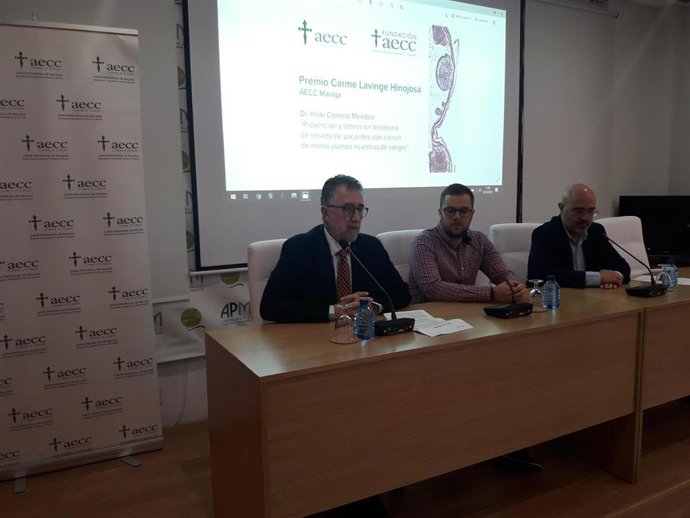 El presidente de la Junta Provincial de AECC, Francisco Aguilar; el doctor Iñaki Comino, del Instituto de Investigación Biomédica de Málaga, y  el presidente del Comité Técnico de AECC Málaga, Antonio Rueda.