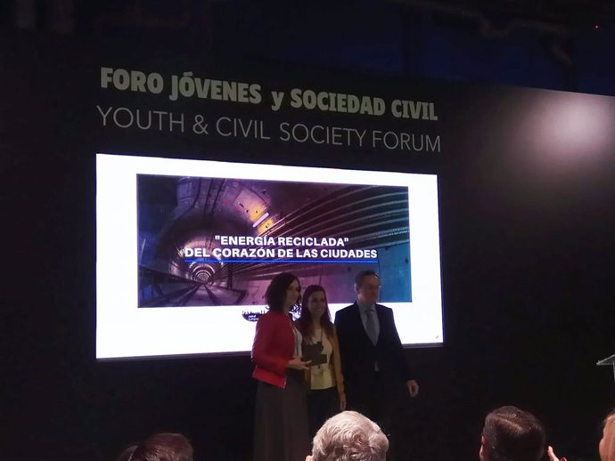 Isabel Díaz Ayuso recoge un premio ortorgado al Canal de Isabel II en el marco de la COP25