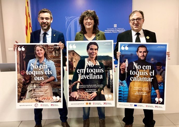 Ferran de Noguera, Teresa Jord y Carmel Mdol con los carteles de la campaña de la Conselleria para concienciar sobre la importanancia de la actividad agraria y marítima