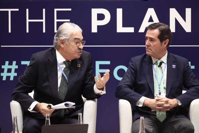El consejero delegado de Endesa, José Bogas (i), el presidente de CEOE, Antonio Garamendi (d), presentan el panel 'Transición Justa' durante la undécima jornada de la Cumbre del Clima (COP25) en Ifema, Madrid (España), a 12 de diciembre de 2019.