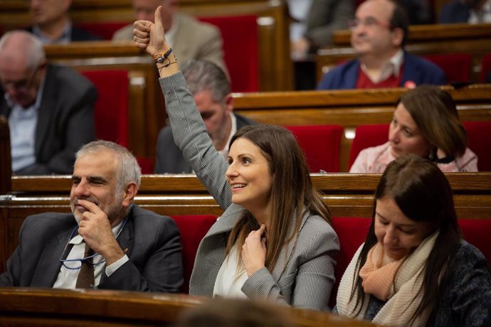 (I-D) El presidente de Ciudadanos en el Parlament, Carlos Carrizosa, y la portavoz de Ciudadanos, Lorena Roldán, durante la celebración de la segunda sesión plenaria en el Parlament, en Barcelona (España), a 12 de diciembre de 2019.