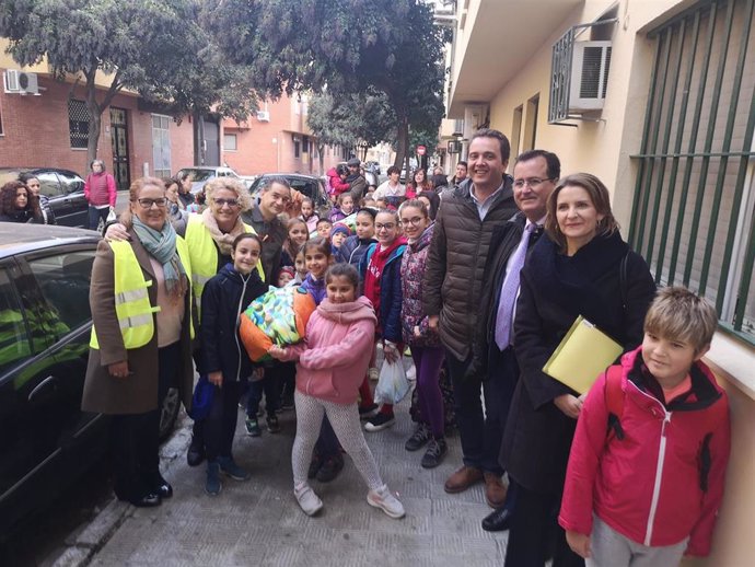 La jefa de la DGT en Sevilla, Ana Luz Jiménez, y los concejales de Gobernación, Juan Carlos Cabrera, y del Distrito Norte, Juan Antonio Barrionuevo, presentan el proyecto de caminos escolares seguros