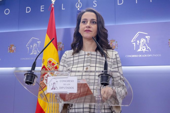 La portaveu de Ciutadans (Cs) a la cambra baixa, Inés Arrimadas, ofereix una roda de premsa al Congrés dels Diputats després de la seva consulta amb el rei sobre una possible investidura del candidat socialista com a President del Govern, a Madrid.