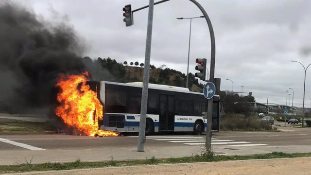 Autobús en llamas en la calle Padre José Acosta de Valladolid.