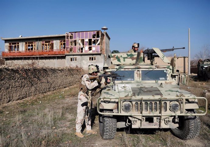 Las fuerzas de seguridad afganas en la base aérea que el Ejército de Estados Unidos tiene en la ciudad afgana de Bagram, donde ha tenido lugar el atentado