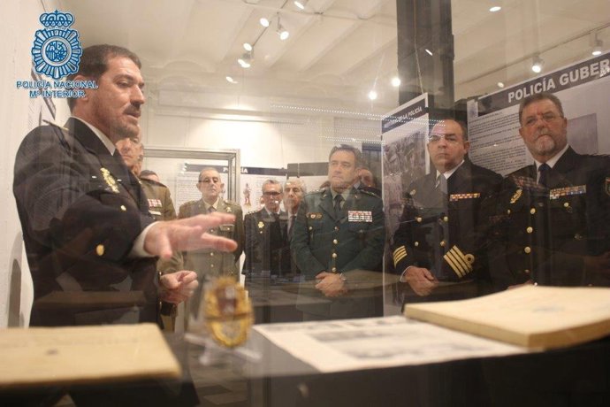 Exposición 'Una Historia de Servicio: La Policía Española' en el Museo Histórico Militar.