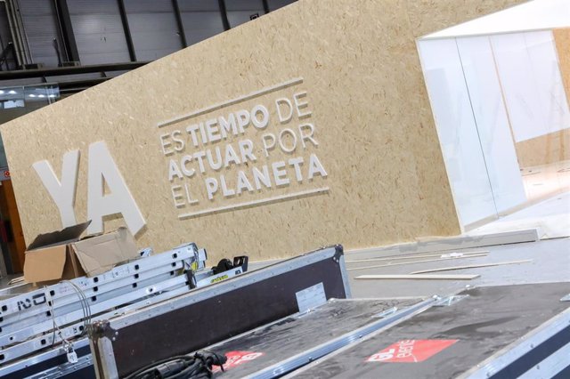 Letras en la pared que dicen 'YA es tiempo de actuar por el planeta' en uno de los pabellones de la Feria de Madrid, IFEMA, en los preparativos de la Cumbre del Clima que comenzará el próximo día 2 de diciembre, en Madrid (España), a 29 de noviembre de 20