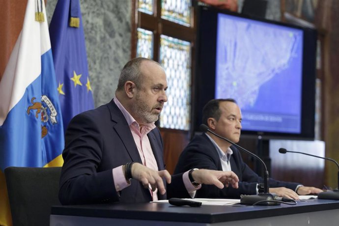 El vicepresidente y consejero de Carreteras, Movilidad e Innovación del Cabildo de Tenerife, Enrique Arriaga, y el director insular de Carreteras, Tomás García