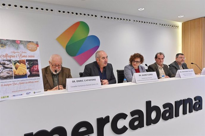La concejal de Comercio y Mercados del Ayuntamiento de Barcelona, Montserrat Ballarín, en el centro, junto con los mayoristas de Mercabarna de Alimentos Frescos