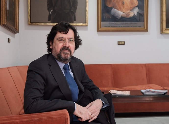 José Manuel Sevilla toma posesión como decano de la Facultad de Filosofía de la US.