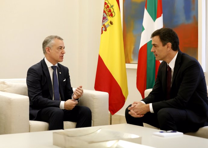El presidente del Gobierno, Pedro Sánchez, recibe al presidente del Gobierno Vasco, Íñigo Urkullu, en La Moncloa