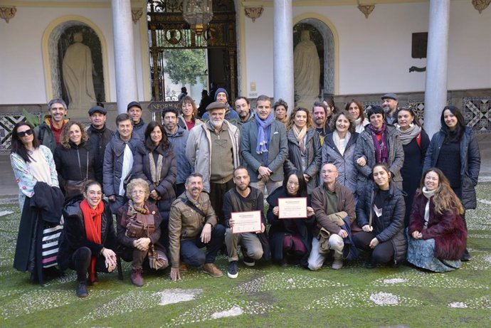 El concejal de Movilidad de Granada, César Díaz, con artesanos de la ciudad