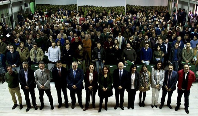 Crespo entrega las resoluciones de ayuda a jóvenes agricultores, a quienes elogi