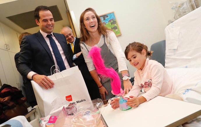 El vicepresidente de la Comunidad de Madrid, Ignacio Aguado, y la jugadora de pádel Martita Ortega en la primera entrega de 'Regala Sonrisas'.