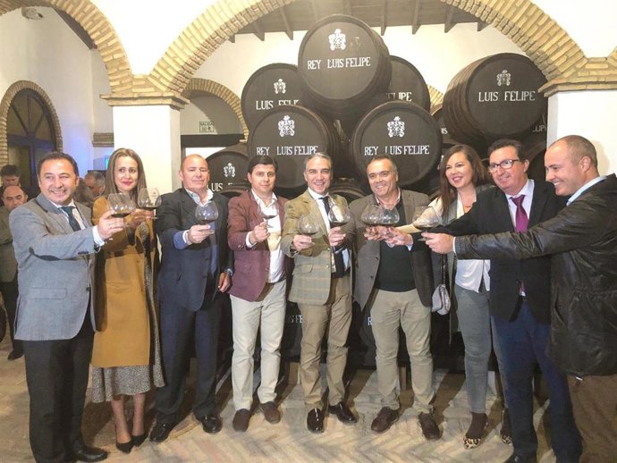 El consejero de la Presidencia, Administración Pública e Interior, Elías Bendodo, en una bodega de La Palma del Condado.