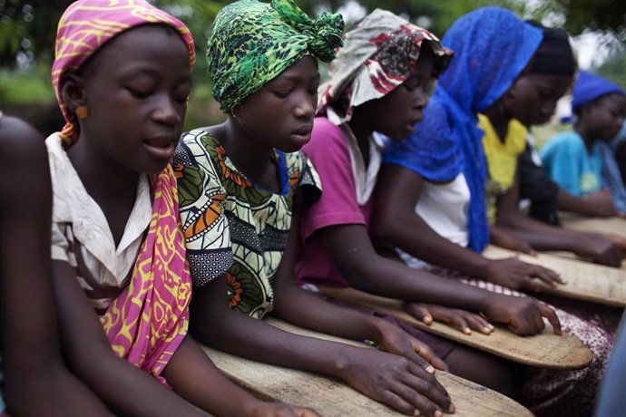 Imagen de unas jóvenes en Sierra Leona. 
