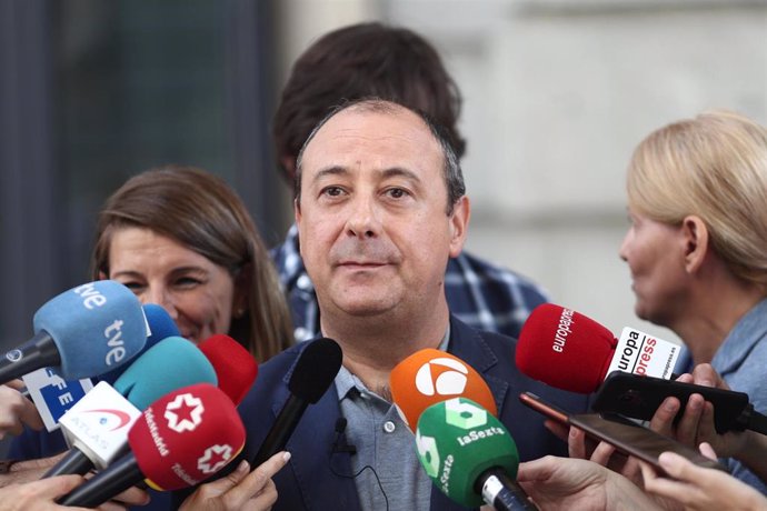 El secretario de Políticas Públicas y Protección Social de CC.OO, Carlos Bravo, atiende a los medios de comunicación el día en el que Unidas Podemos se reune con representantes de la CCOO y UGT en Madrid (España), a 9 de octubre de 2019.