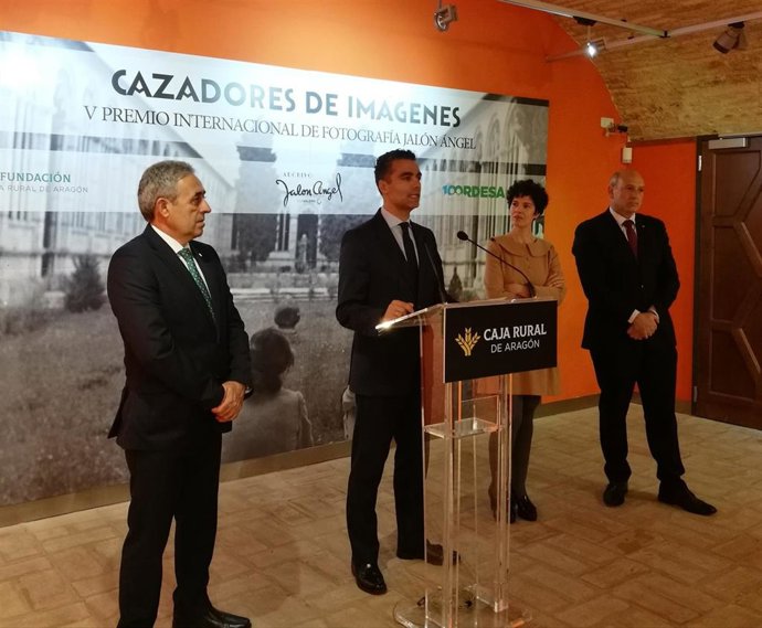 Inauguración de la exposición 'Cazadores de imágenes', en la Sede de Caja Rural de Aragón.