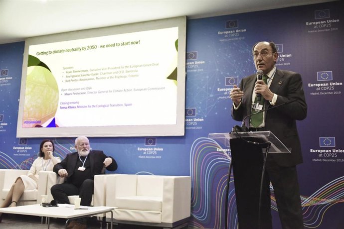 El presidente de Iberdrola, Ignacio Sánchez Galán, el vicepresidente ejecutivo de la Comisión Europea, Frans Timmermans, y la miembro del Parlamento de Estonia Keit Pentus-Risomannus