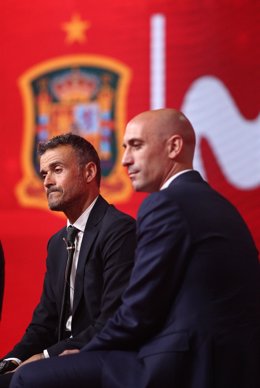 Luis Enrique, seleccionador nacional, y Luis Rubiales, presidente de la Real Federación Española de Fútbol (RFEF), en la presentación del asturiano