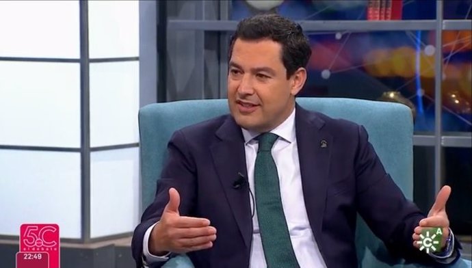El presidente de la Junta, Juanma Moreno, en una entrevista en Canal Sur Televisión