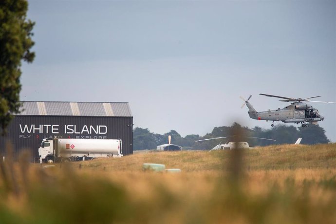 Un helicóptero del Ejército de Nueva Zelanda durante la operación de rescate de cuerpos tras la erupción de un volcán en la Isla Blanca