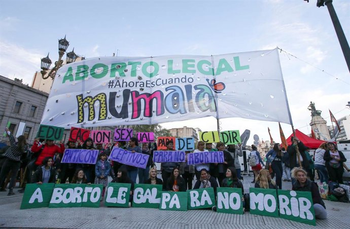 Activistas en favor del aborto manifestándose en Buenos Aires, Argentina.