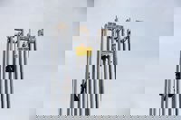 Escaladores de Greepeace cuelgan pancartas gigantes contra la "mercantilización de la negociacion climática"