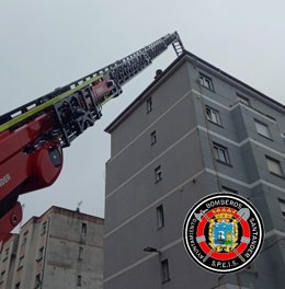 El viento provoca el corte de suministro eléctrico en Santander y la caída del t