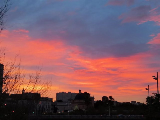 La Comunitat Valenciana amanece con cielos rojizos  al iluminar los rayos del sol las nubes altas