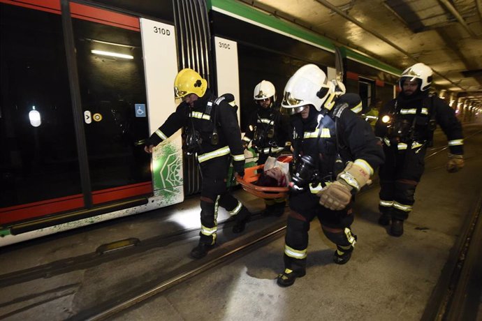 Momento del rescate de una pasajera del Metro de Granada durante el simulacro