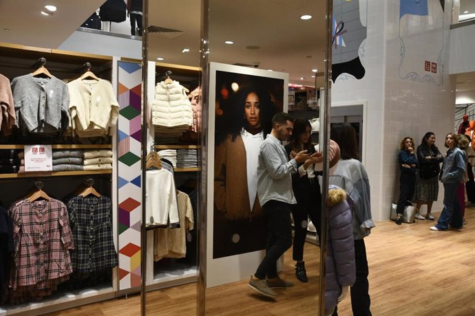 Clientes en el interior del comercio `Uniqlo. La cadena japonesa de tiendas de ropa y complementos abre su primera tienda en Madrid, en la calle Goya, en Madrid, a 16 de octubre de 2019.