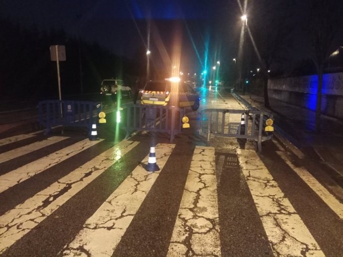 Imagen de una carretera cortada por la Policía Municipal de Pamplona por las inundaciones