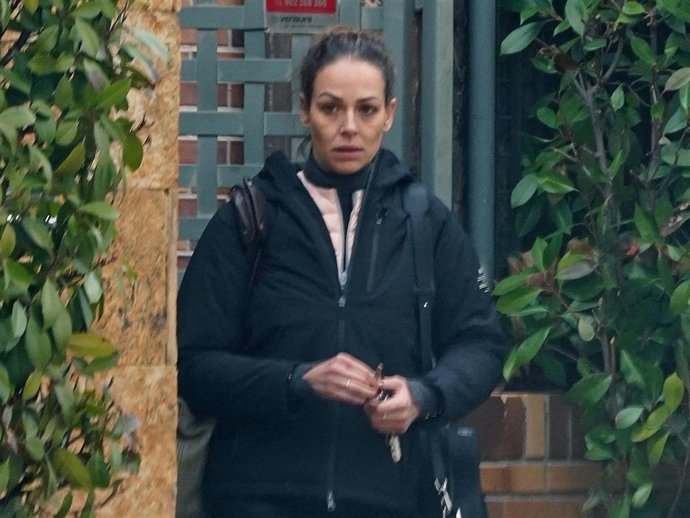 Eva González sale de su casa en Madrid
