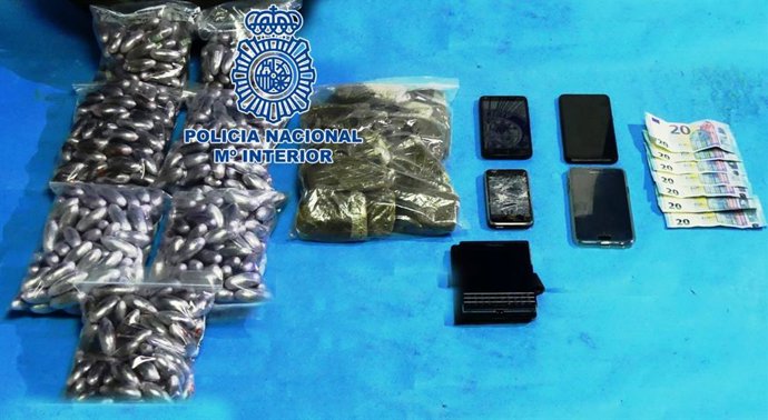 Hachís, móviles y dinero intervenido por la Policía Nacional