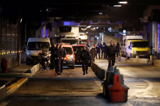La policía francesa asegura la zona de La Defense cerca de París, Francia tras matar a tiros al hombre que los amenazó con un cuchillo