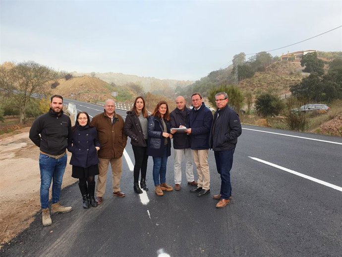 Palomares (segundo por la dcha.) entrega las obras de la CO-3102