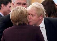 Merkel felicita a Johnson por su "rotunda victoria"