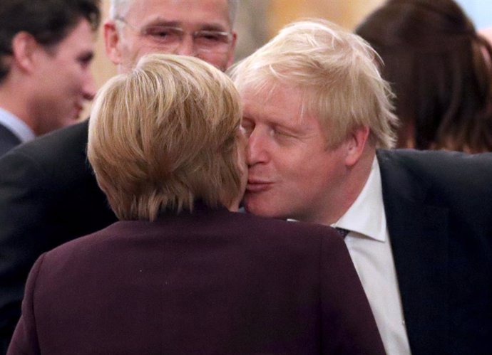 R.Unido.- Merkel felicita a Johnson por su "rotunda victoria"