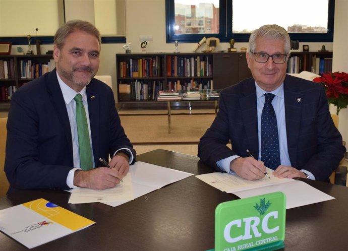 Firma del convenio entre la UMH y CRC para el desarrollo de antitumorales. En la foto, el rector Juan José Ruiz y el presidente de la entidad financiera, Manuel Ruiz.