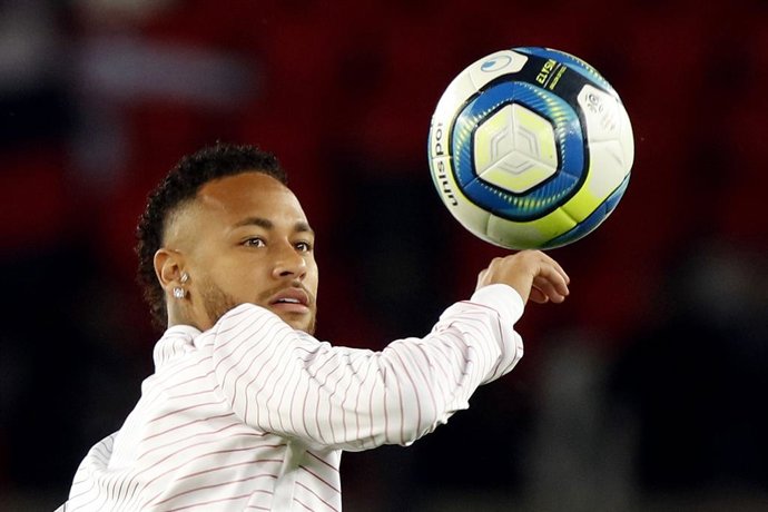 Neymar en un escalfament amb el PSG. 