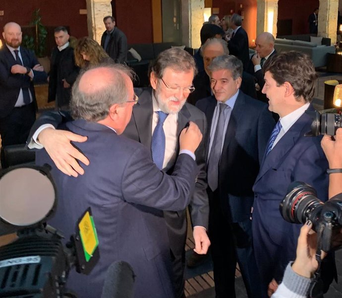 El expresidente del Gobierno Mariano Rajoy saluda al expresidente de la Junta Juan Vicente Herrera, en presencia del actual, Alfonso Fernández Mañueco.