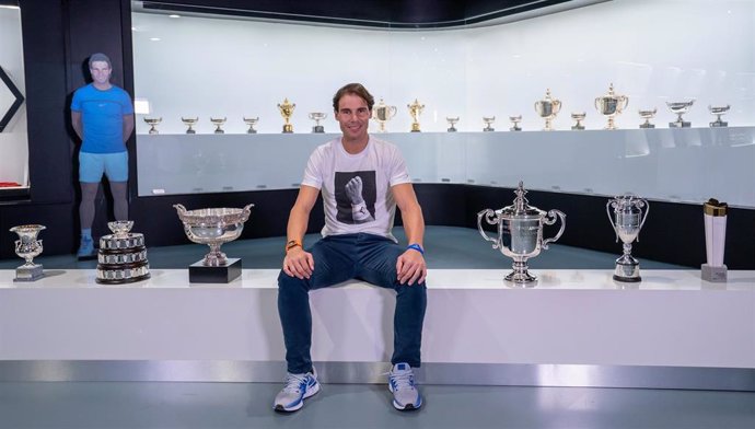 Rafa Nadal posa con sus trofeos de 2019 en su museo