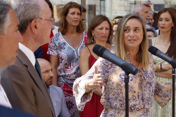 La consejera de Fomento, Marifrán Carazo, interviene en un acto junto al alcalde de Málaga, Francisco de la Torre.
