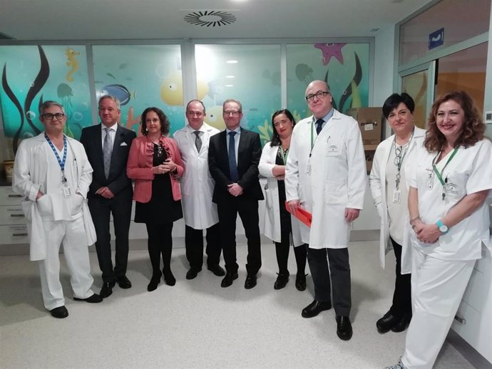 Imagen de la visita de la viceconsejera de Salud, Catalina García, a la nueva UCI Pediatrica del Hospital Virgen de las Nieves