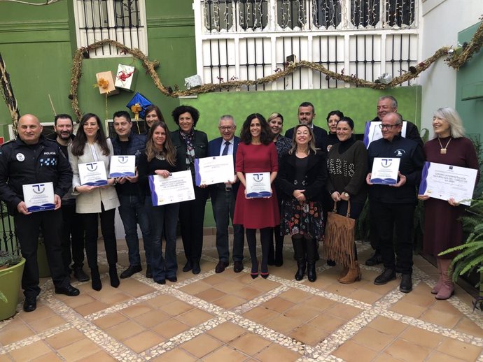 La consejera Cristina Sánchez junto a los representantes de Instituciones de Puerto Lumbreras que han sido distinguidos por el SICTED.
