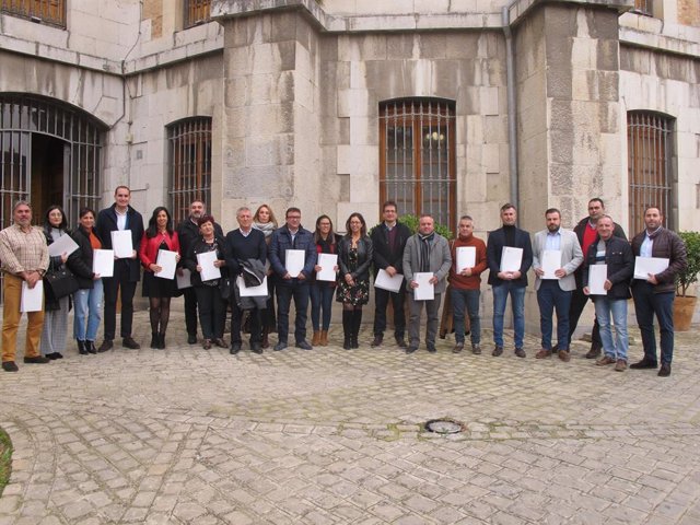 Representantes de los ayuntamientos que recibirán ayudas de la Diputación de Jaén para equipamientos informáticos
