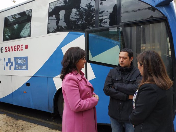 Salud anima a donar sangre en Navidad. La presidenta del Gobierno de La Rioja, Concha Andreu, y la consejera de Salud, Sara Alba, participan en la campaña
